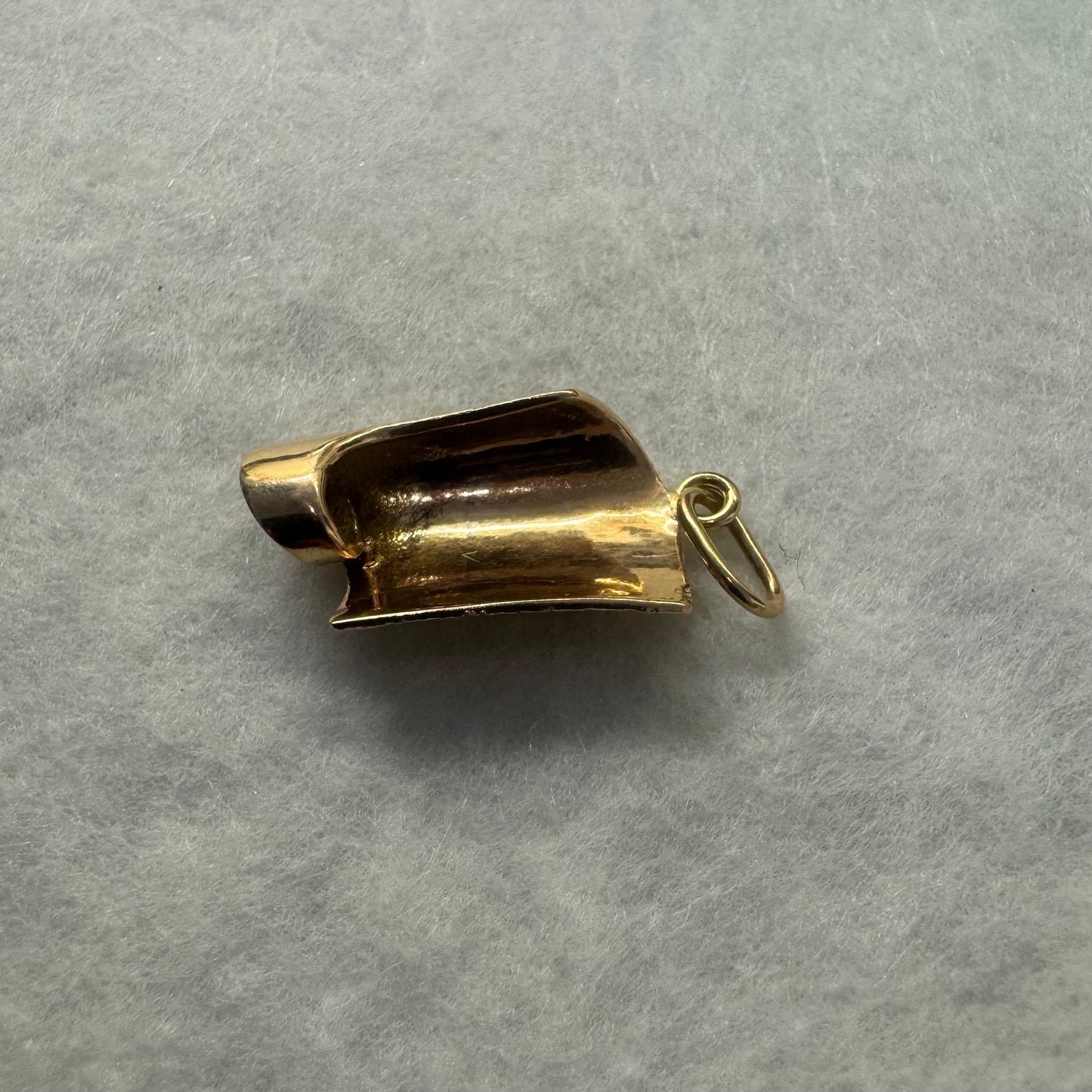 18K gold handcrafted pendant in the shape of a scroll, featuring a raised Star of David.