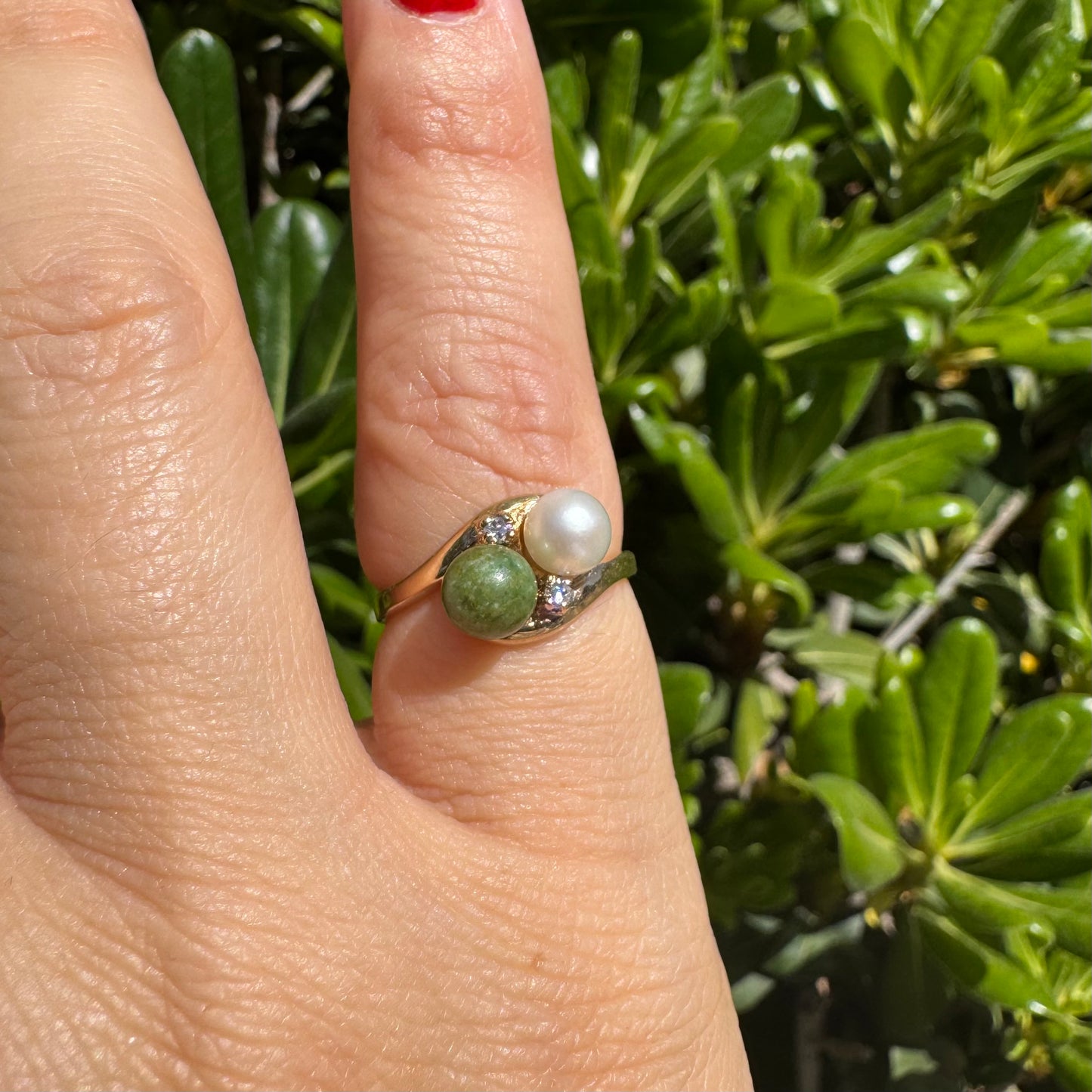 טבעת זהב צהוב משובצת פנינה, אבן סרפנטיין ויהלומים