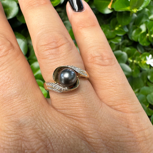 14K gold ring set with Black Pearl & Diamonds