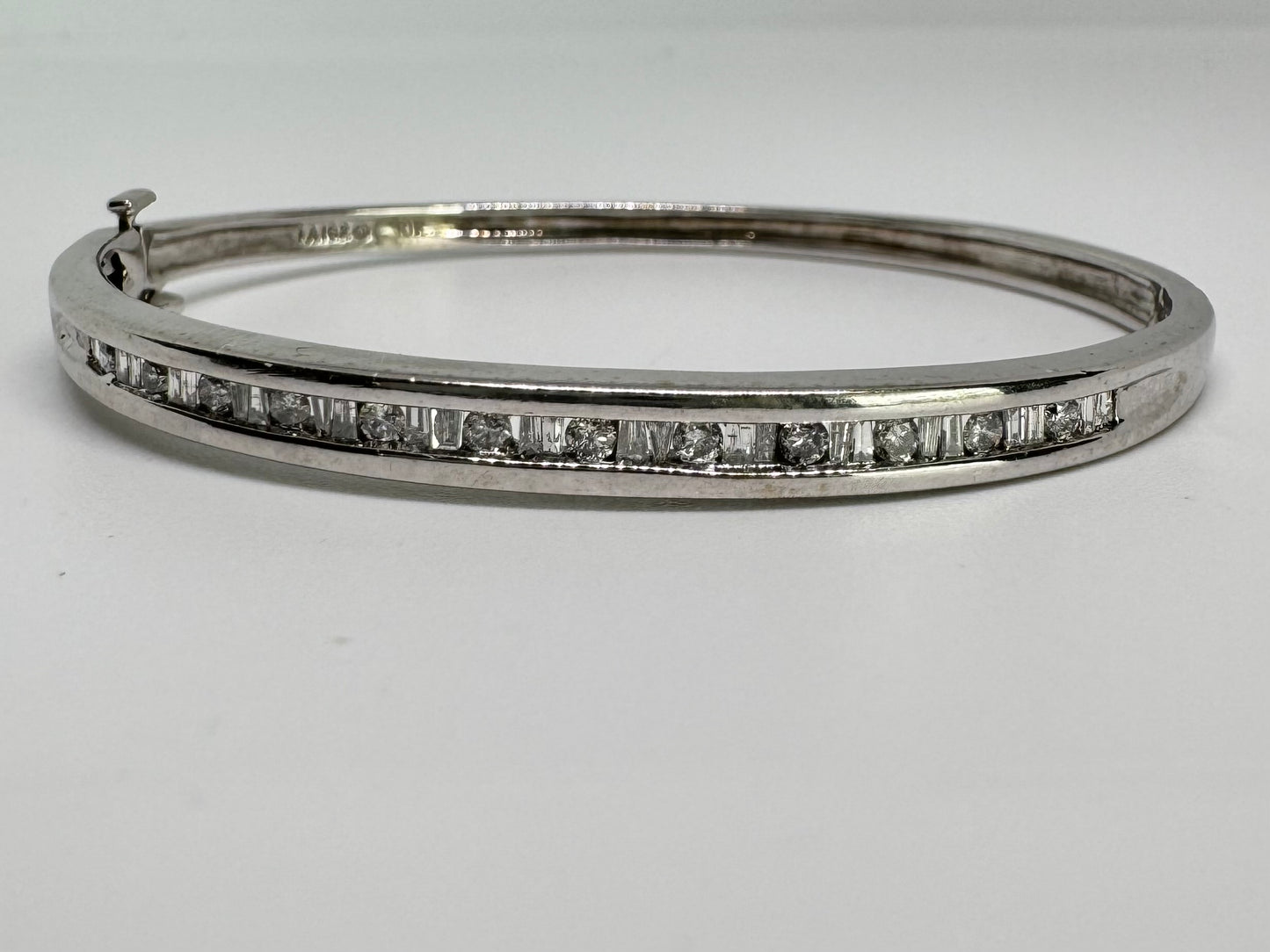 צמיד זהב לבן 10 קראט קשיח משובץ יהלומים