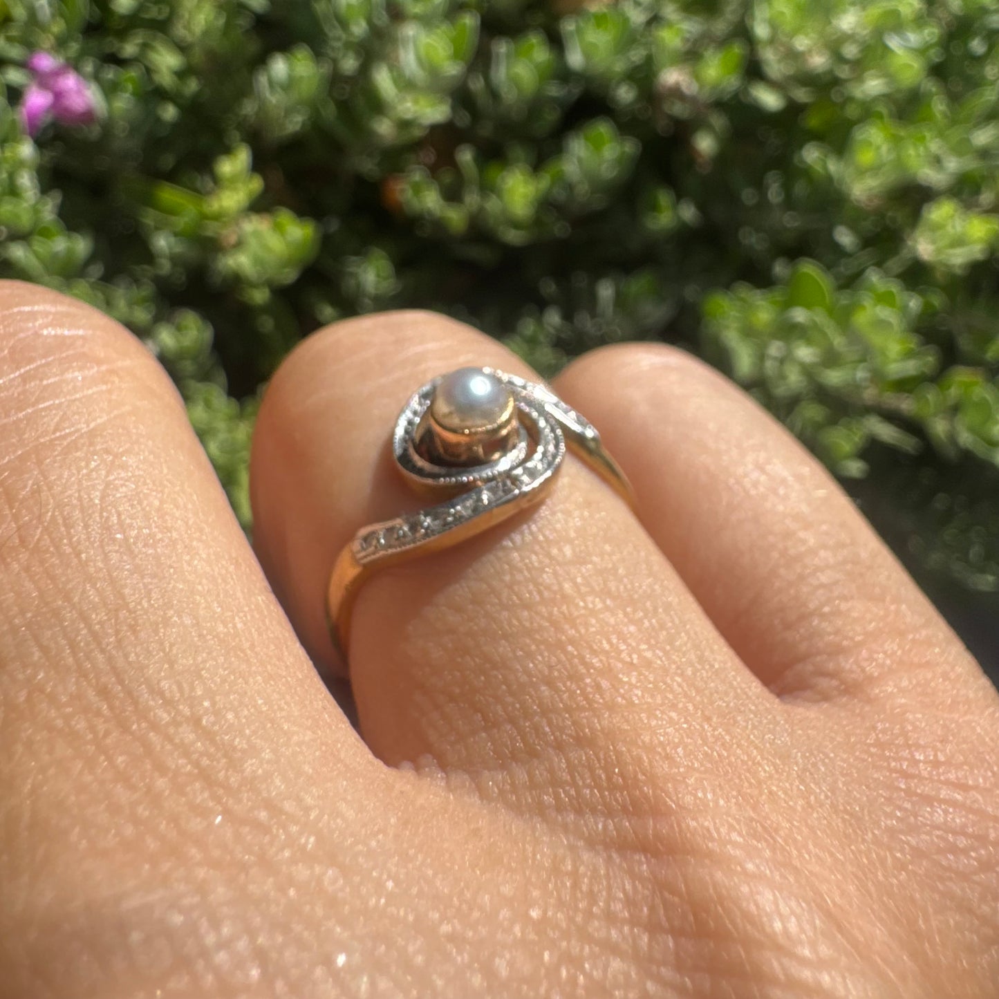 18K gold spiral ring featuring a central Pearl & Diamonds