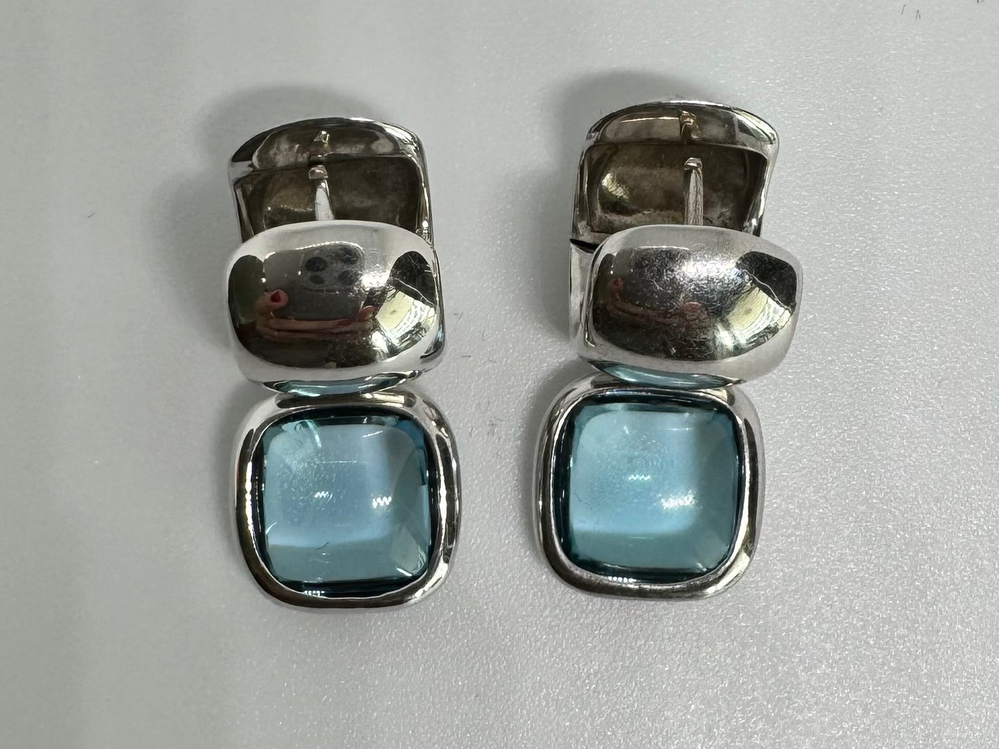 עגילי זהב לבן 18 קראט, נופלים קצרים, משובצים אבן אקוומרין