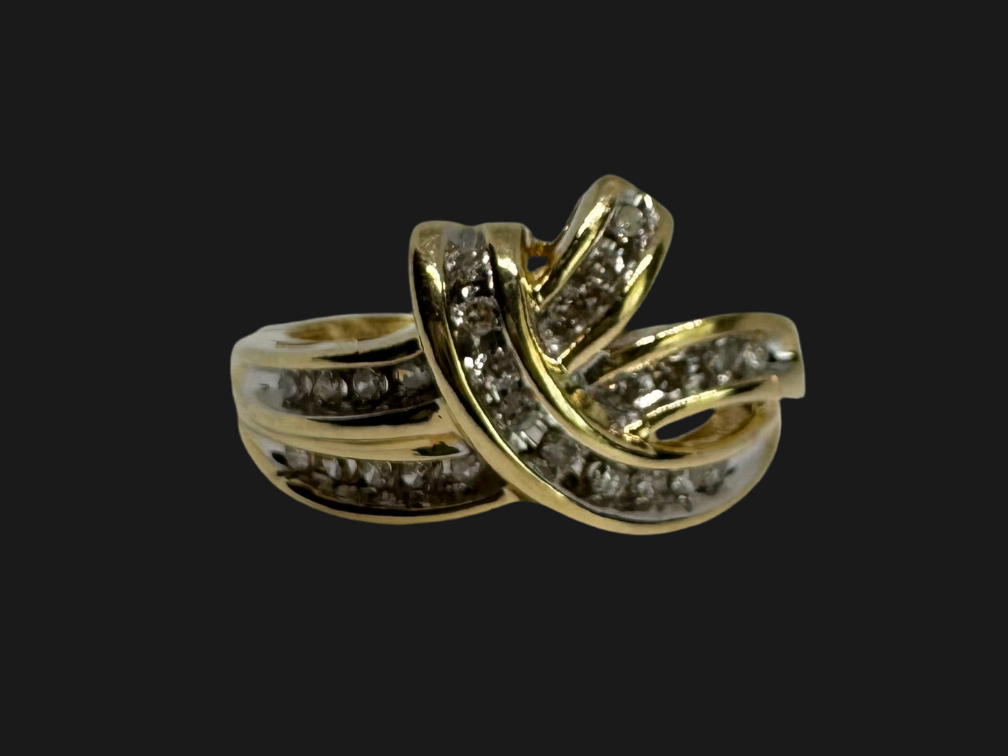 14 Gold ring set with rows of shimmering Diamonds