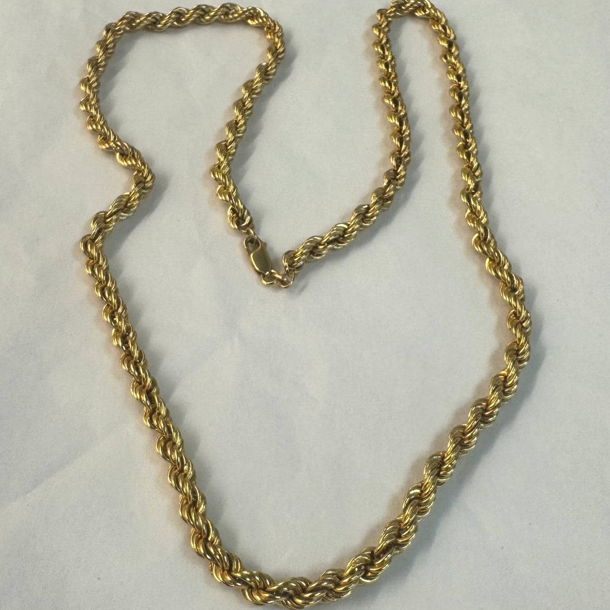 שרשרת זהב צהוב 14 קראט בדוגמת חבל (Rope Chain) עיצוב קלוע ועשיר שמחזיר את האור מכל זווית.