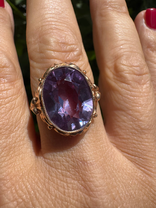 טבעת זהב אדום 14 קראט משובצת אמטיסט בגוון סגול עמוק .