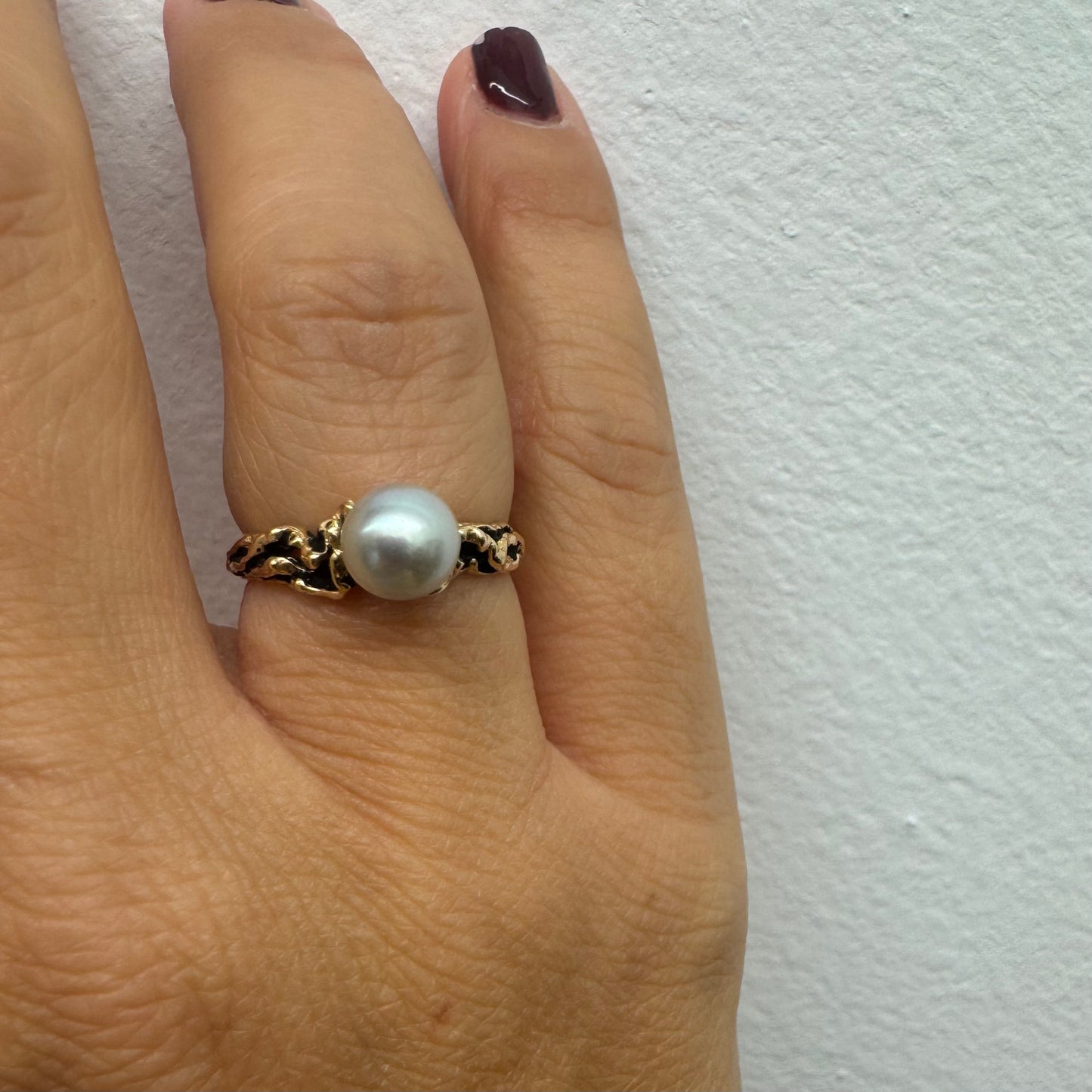 14K gold ring set a luminous white Pearl set on an ornate yellow gold band