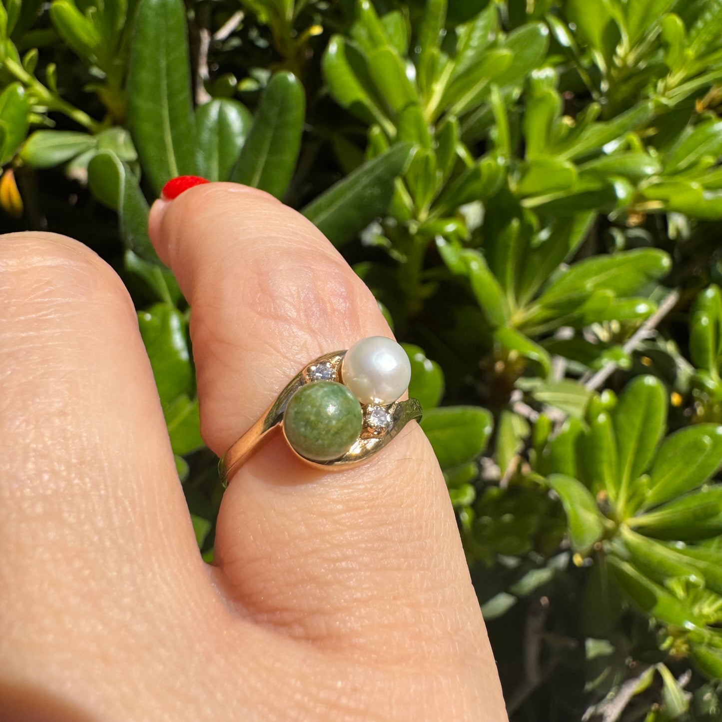 טבעת זהב צהוב משובצת פנינה, אבן סרפנטיין ויהלומים