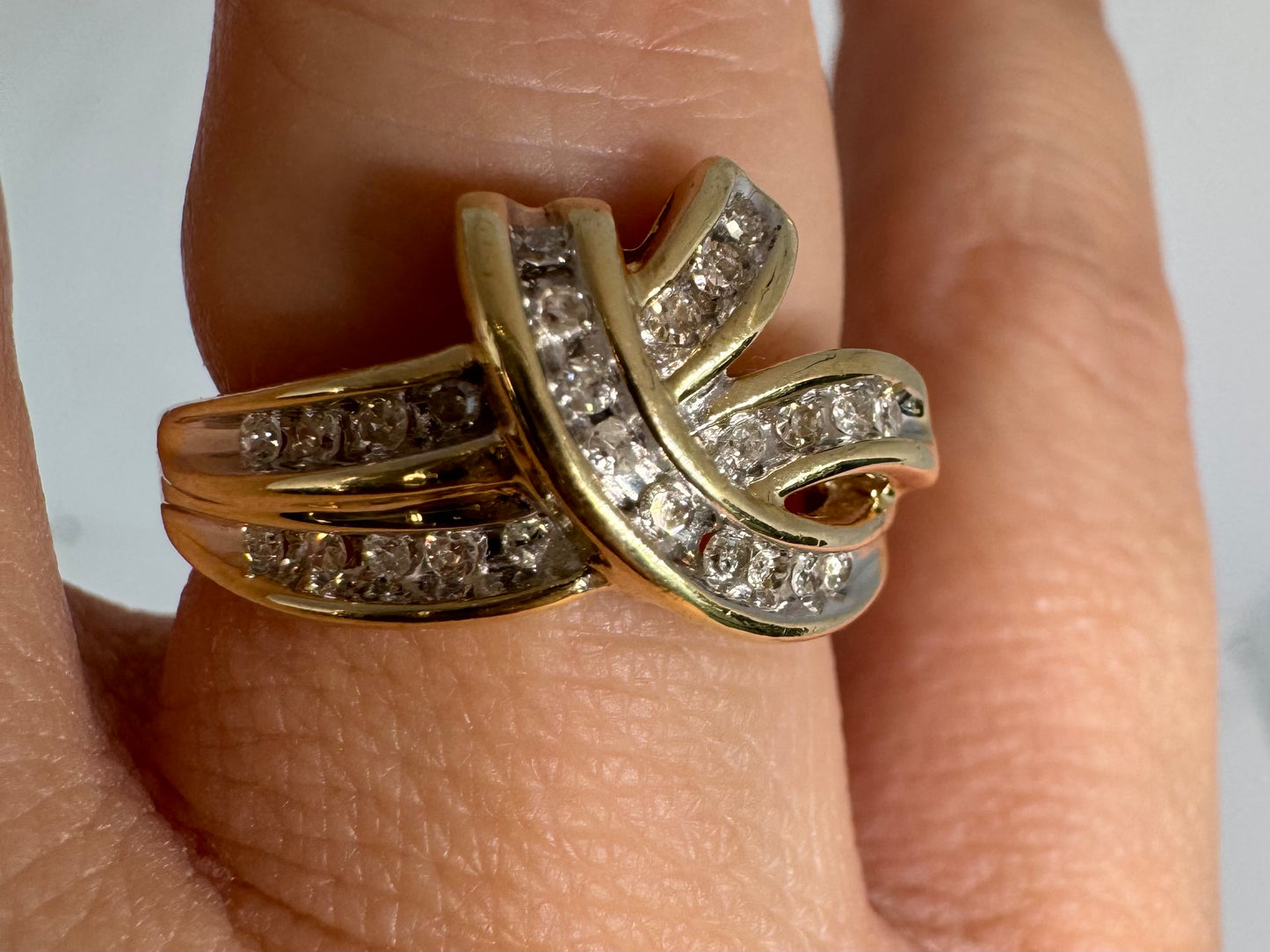 14 Gold ring set with rows of shimmering Diamonds