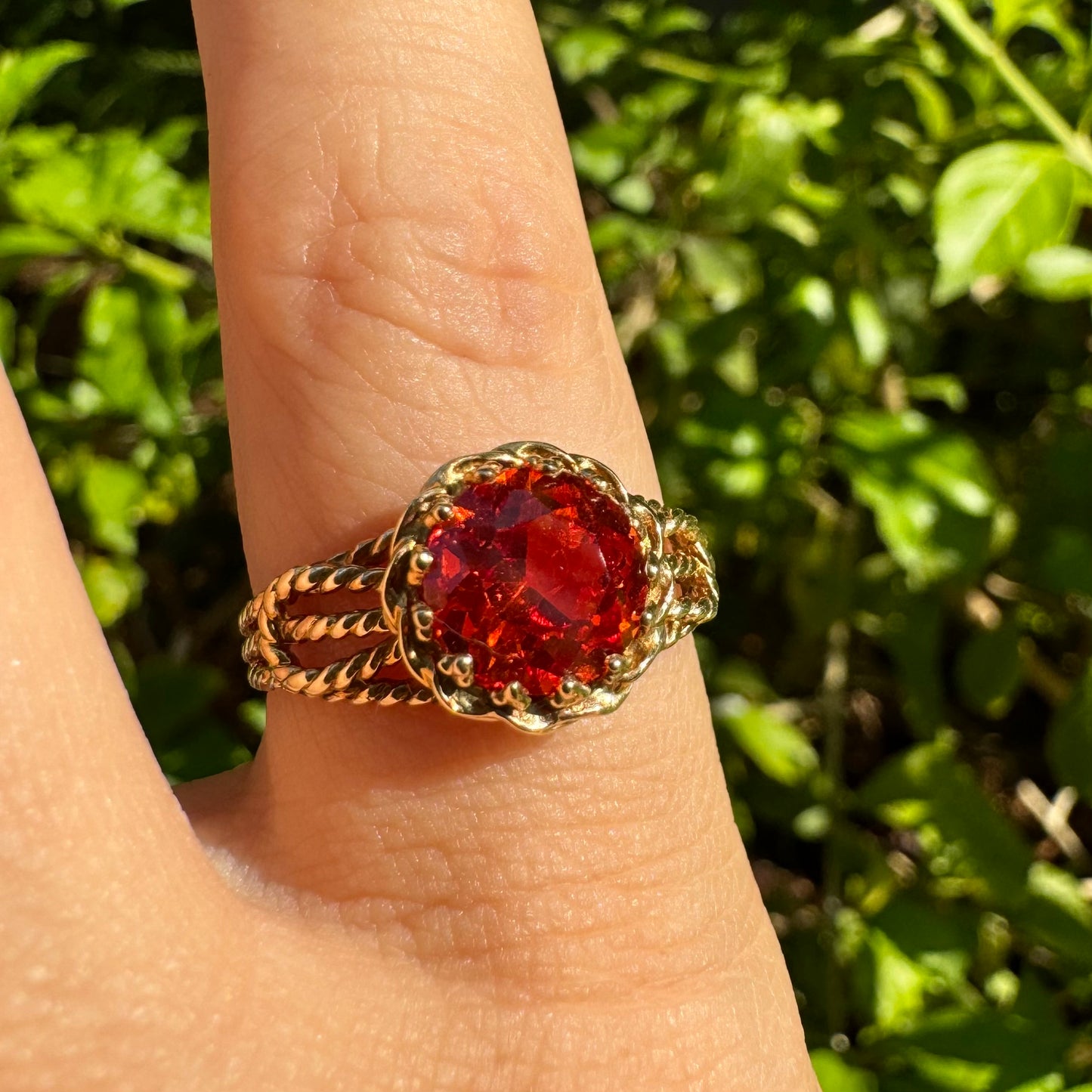 טבעת זהב צהוב 10 קראט משובצת אבן חן כתומה