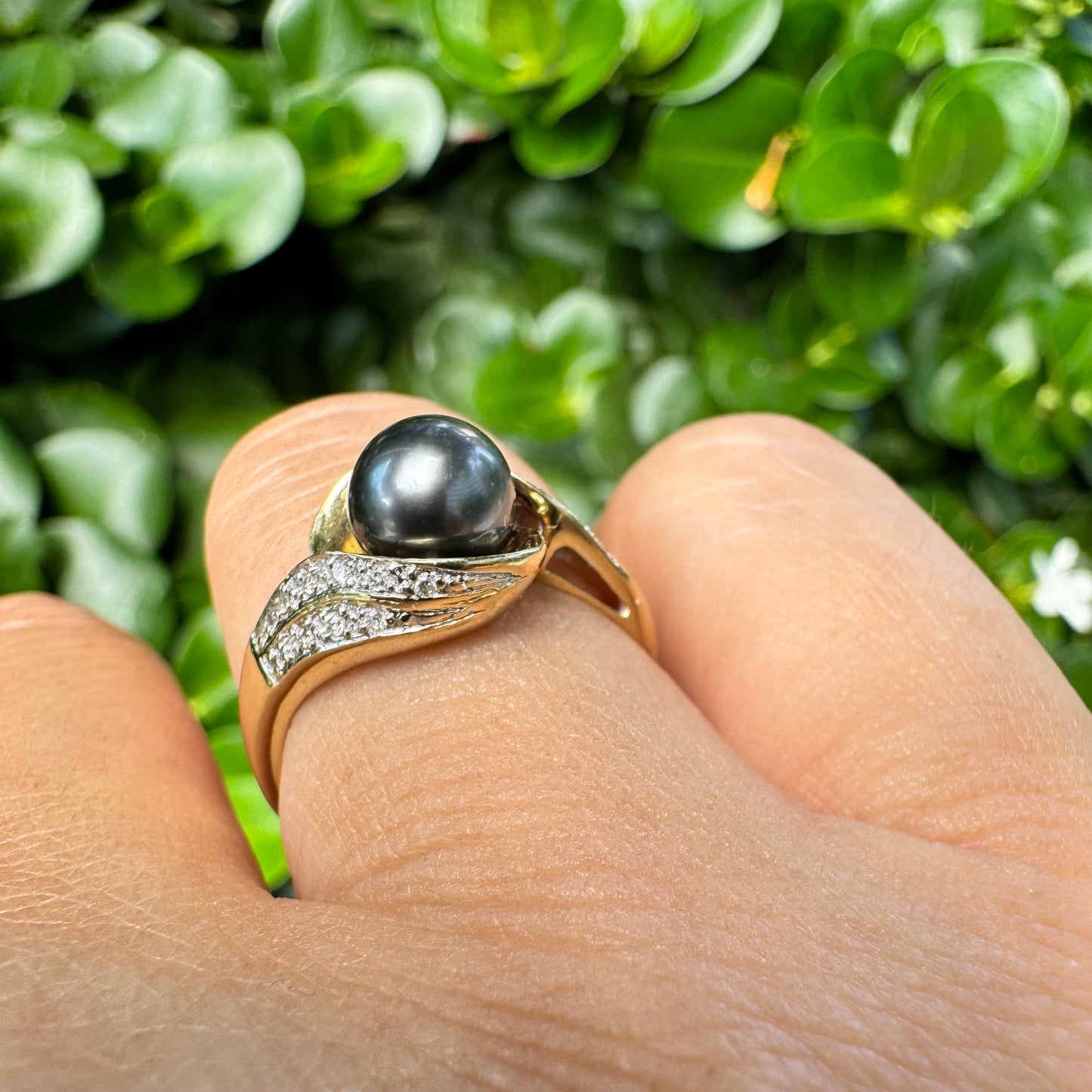 14K gold ring set with Black Pearl & Diamonds
