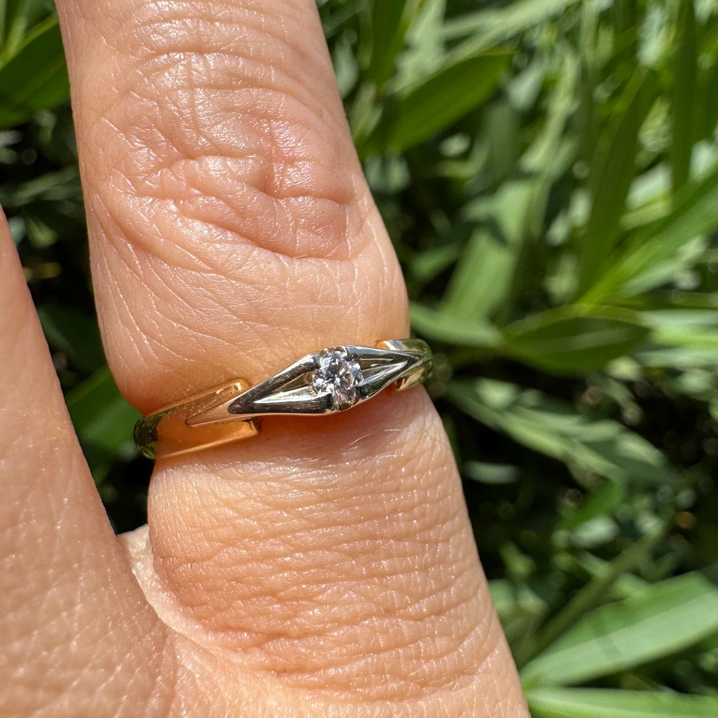 18K gold ring featuring a single round Diamond