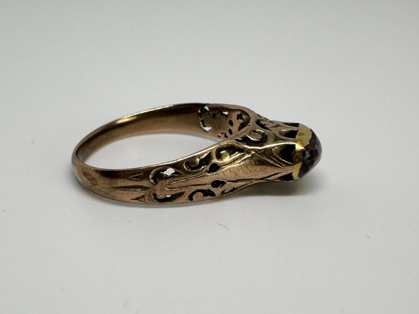 טבעת עתיקה זהב 10 קראט משובצת אבן סגולה