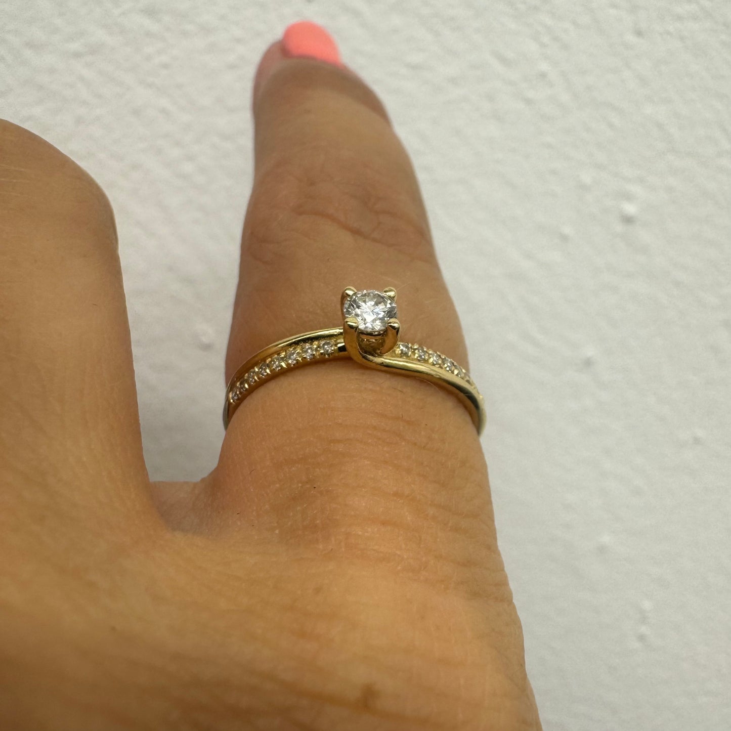 14K gold ring set with Diamonds