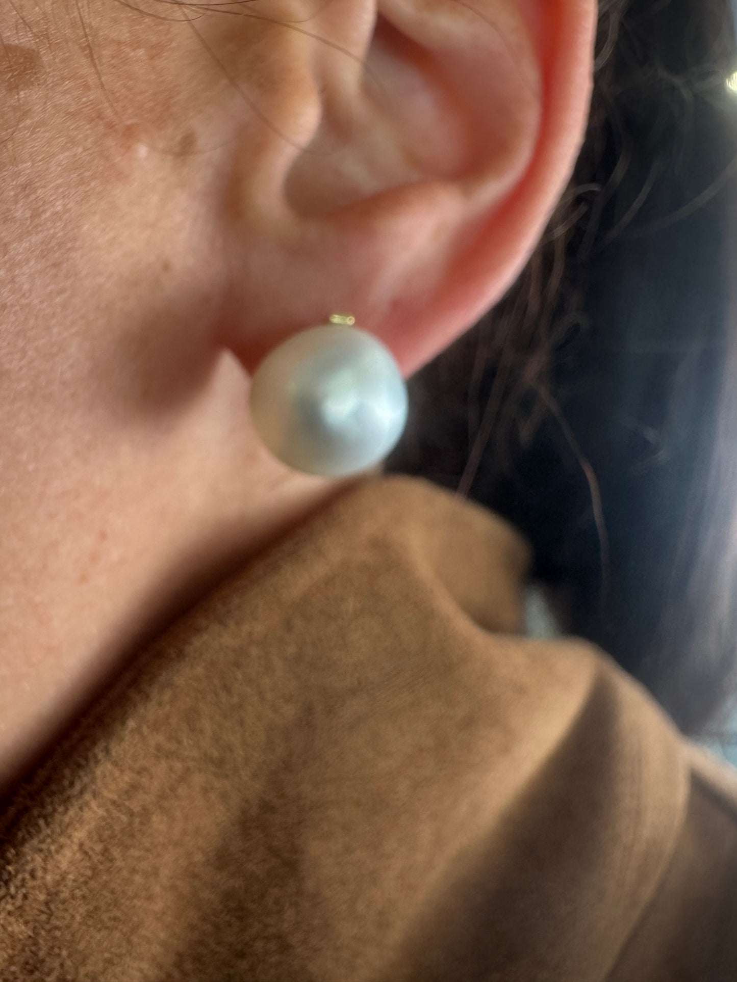 עגילים צמודים לאוזן זהב 14 קראט משובצים פנינים לבנות גדולות ובוהקות.