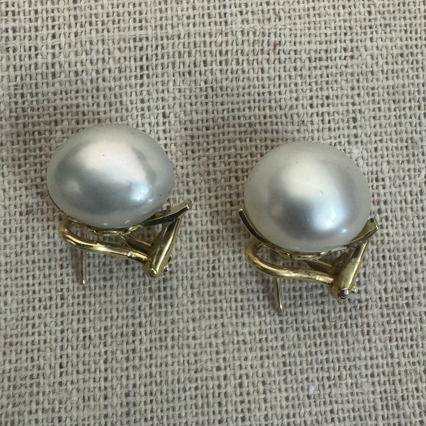 עגילים צמודים לאוזן זהב 14 קראט משובצים פנינים לבנות גדולות ובוהקות.