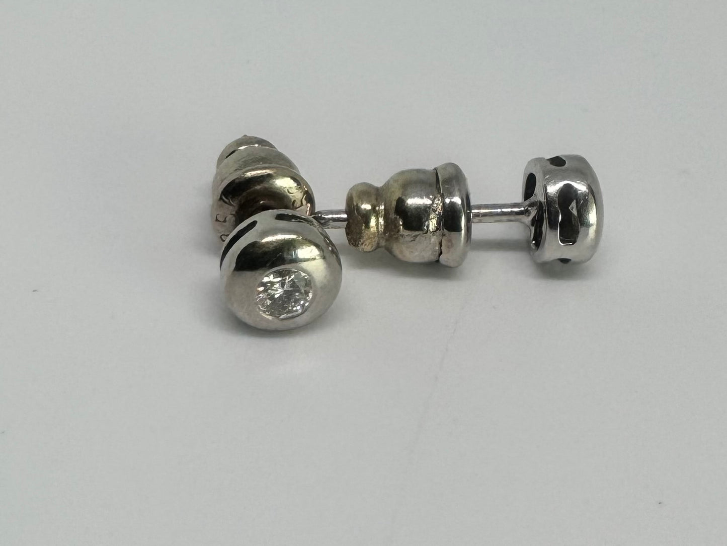 עגילי זהב 18K משובצים ביהלום מרכזי אחד