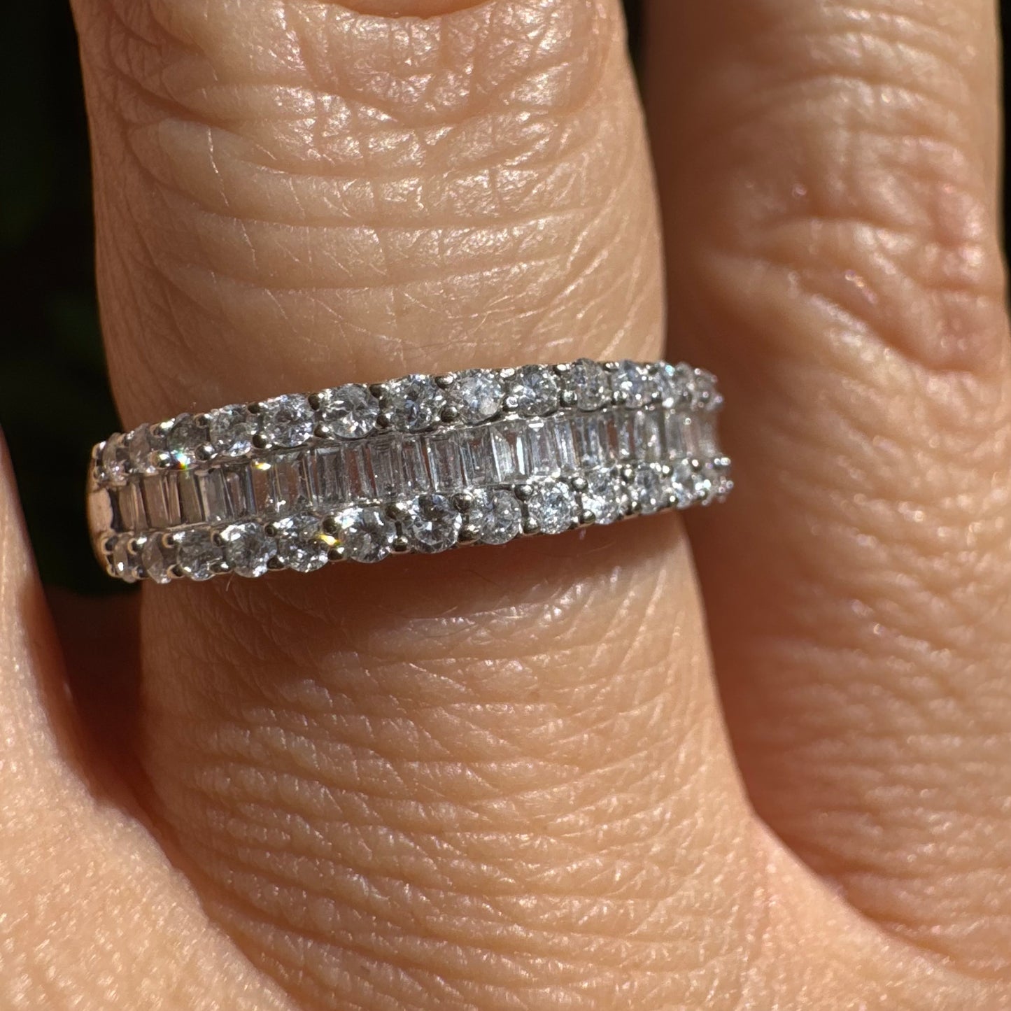 טבעת זהב לבן 14 קראט משובצת בשני סוגי חיתוכי יהלומים – שורת יהלומים עגולים משני הצדדים ובמרכז שורת יהלומים בחיתוך באגט (baguette cut).