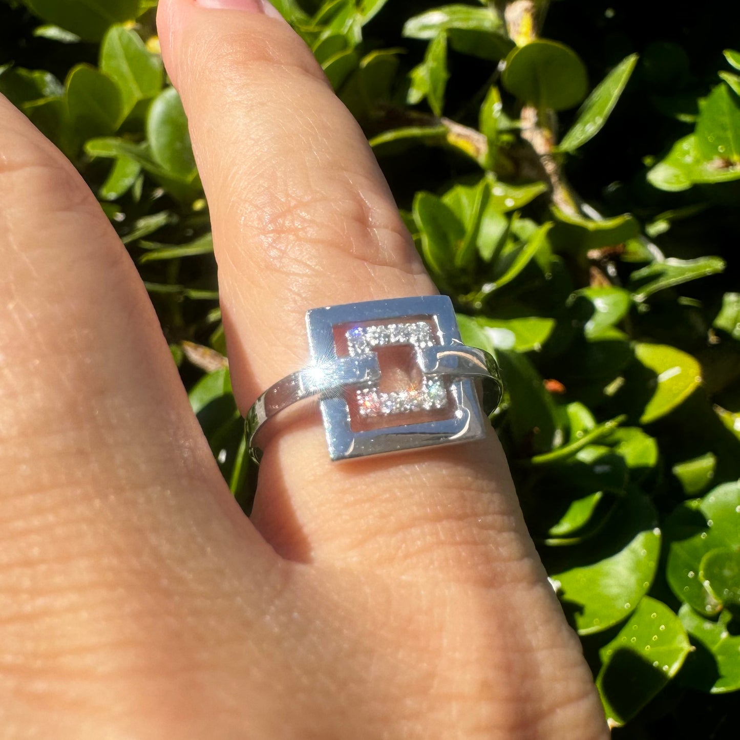 18K gold ring featuring two open square frames, with the inner square set with Diamonds