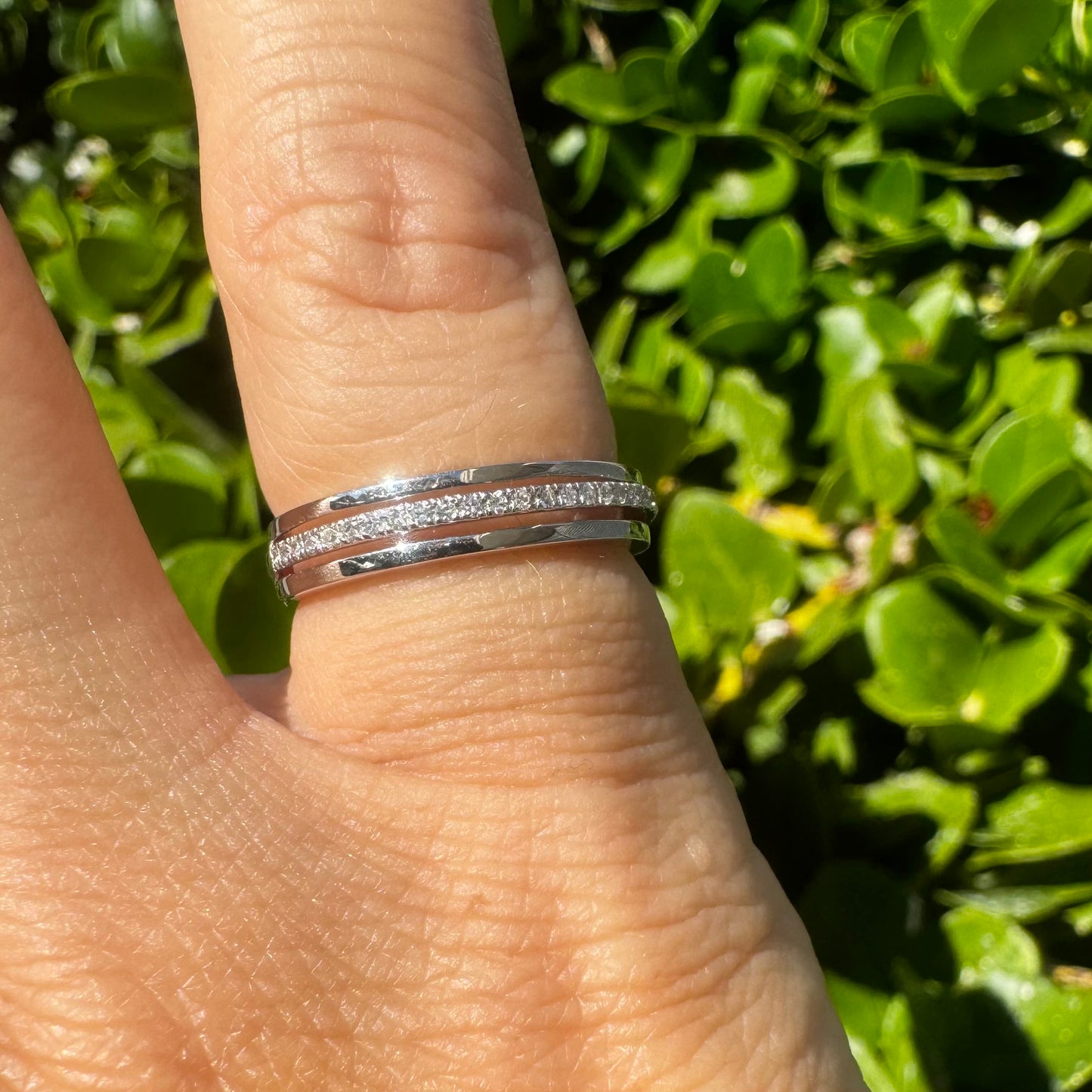 18K gold ring set with Diamonds