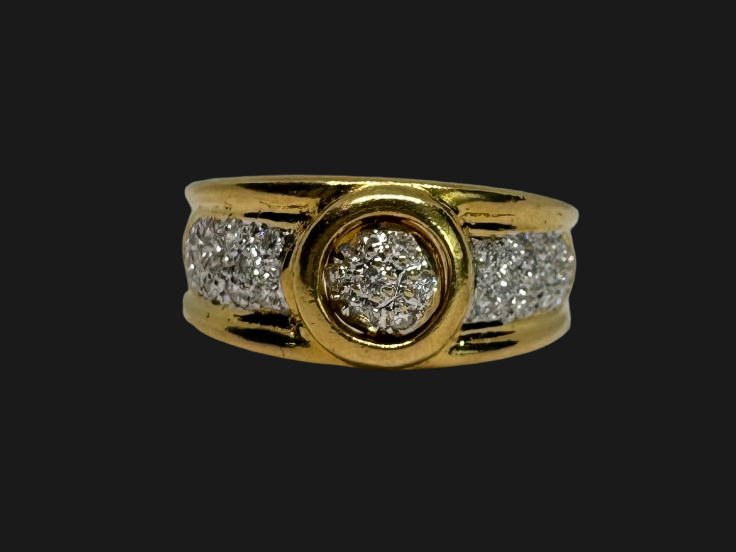 18K gold ring set with Diamonds