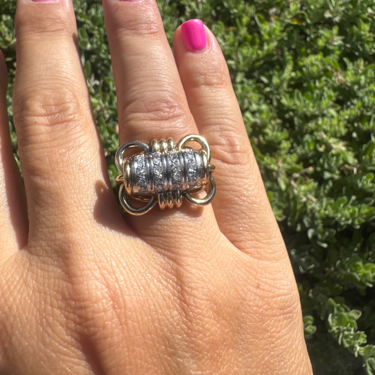 18K gold ring with a barrel-shaped centerpiece, crafted in yellow and white gold and set with sparkling Diamonds.