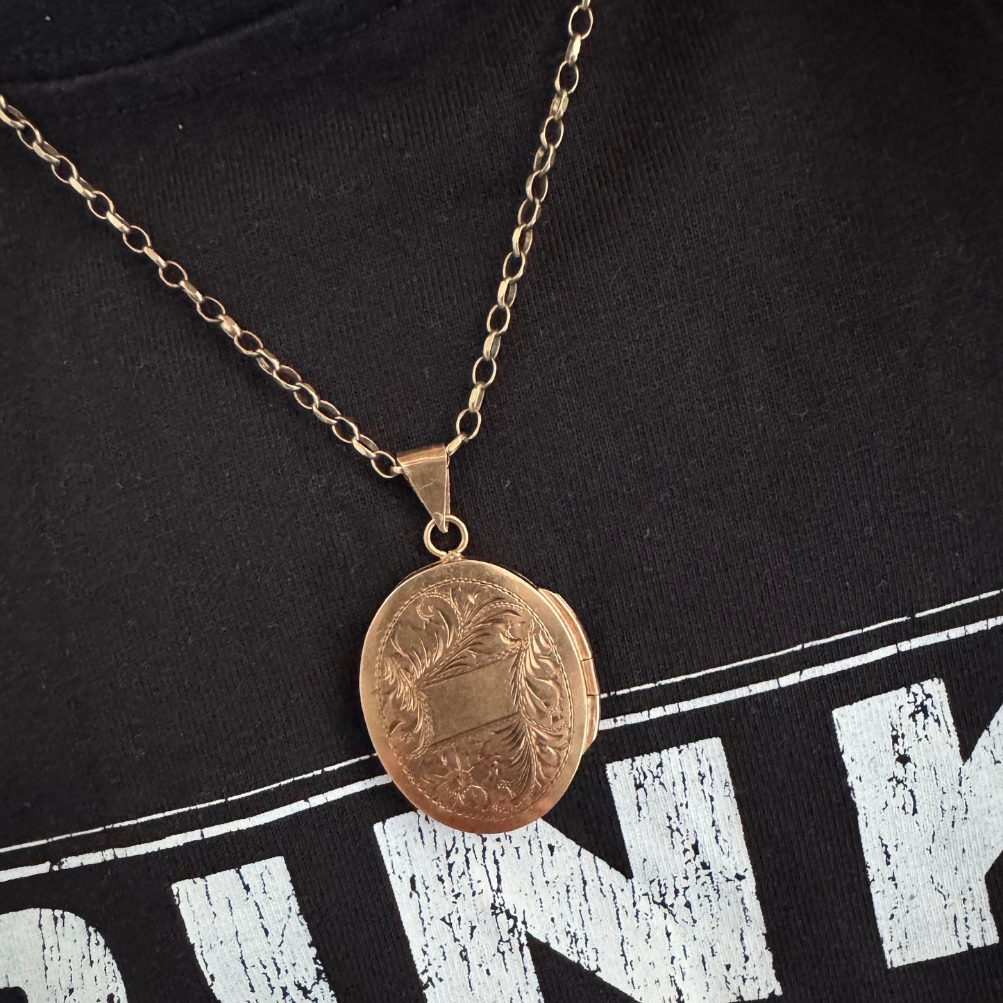 תליון לוקט זהב 14 קראט אובלי עם עיטור חריטה פרחית עדינה בעבודת יד ומסגרת אלגנטית ופתיחה לשמירת זיכרון קטן ויקר ללב.