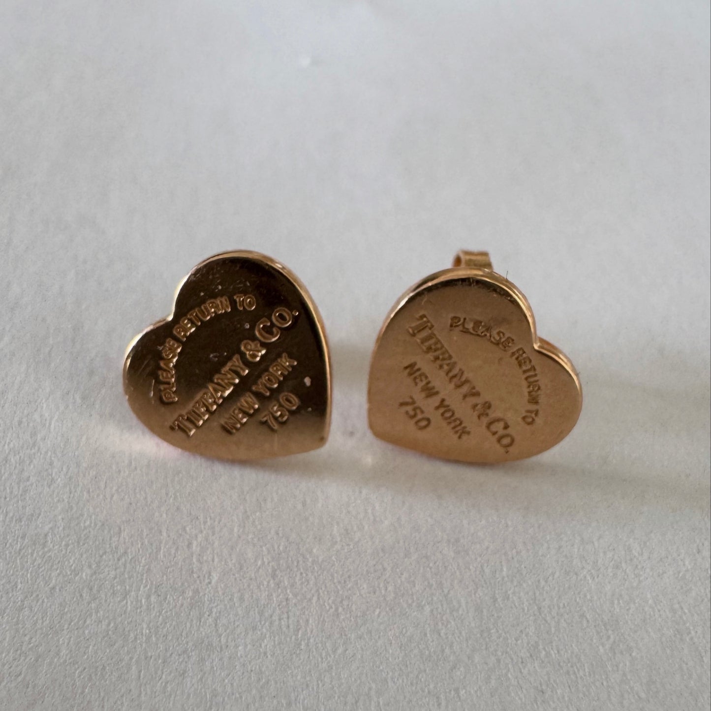 עגילי לב אייקונים מבית Tiffany& Co עשויים זהב 18 קראט (750).