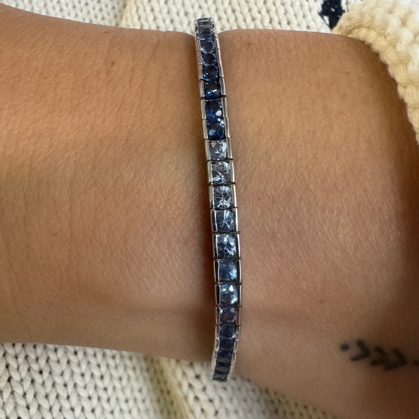 צמיד טניס זהב 14K משובץ בגוונים שונים של ספיר