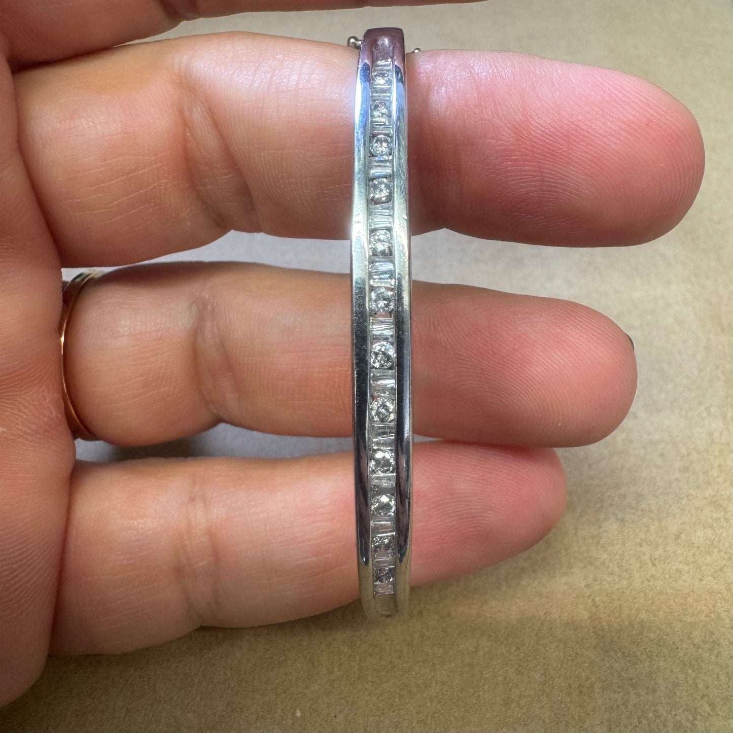 צמיד זהב לבן 10 קראט קשיח משובץ יהלומים