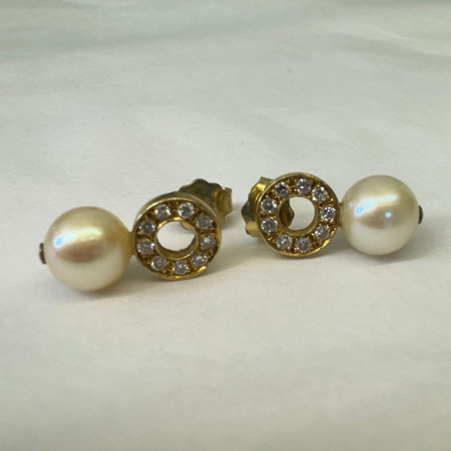 עגילי זהב צהוב 18 קראט, צמודים לאוזן ארוכים, משובצים פנינה ויהלומים