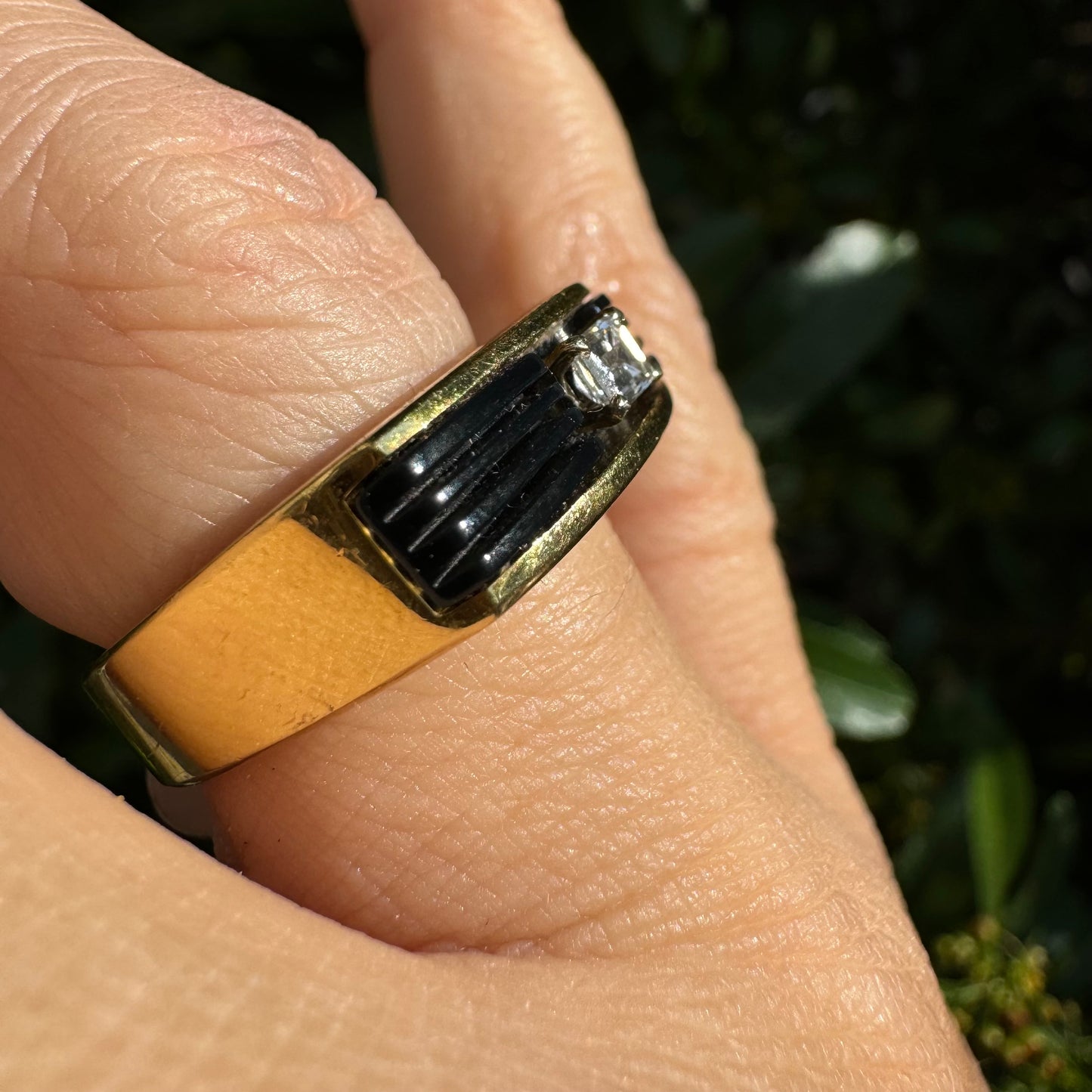 18K gold ring set with one center Diamond