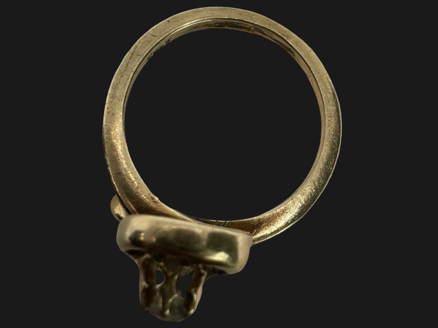 14K gold ring set with a brilliant-cut Diamond, embraced by a flowing, sculptural gold design