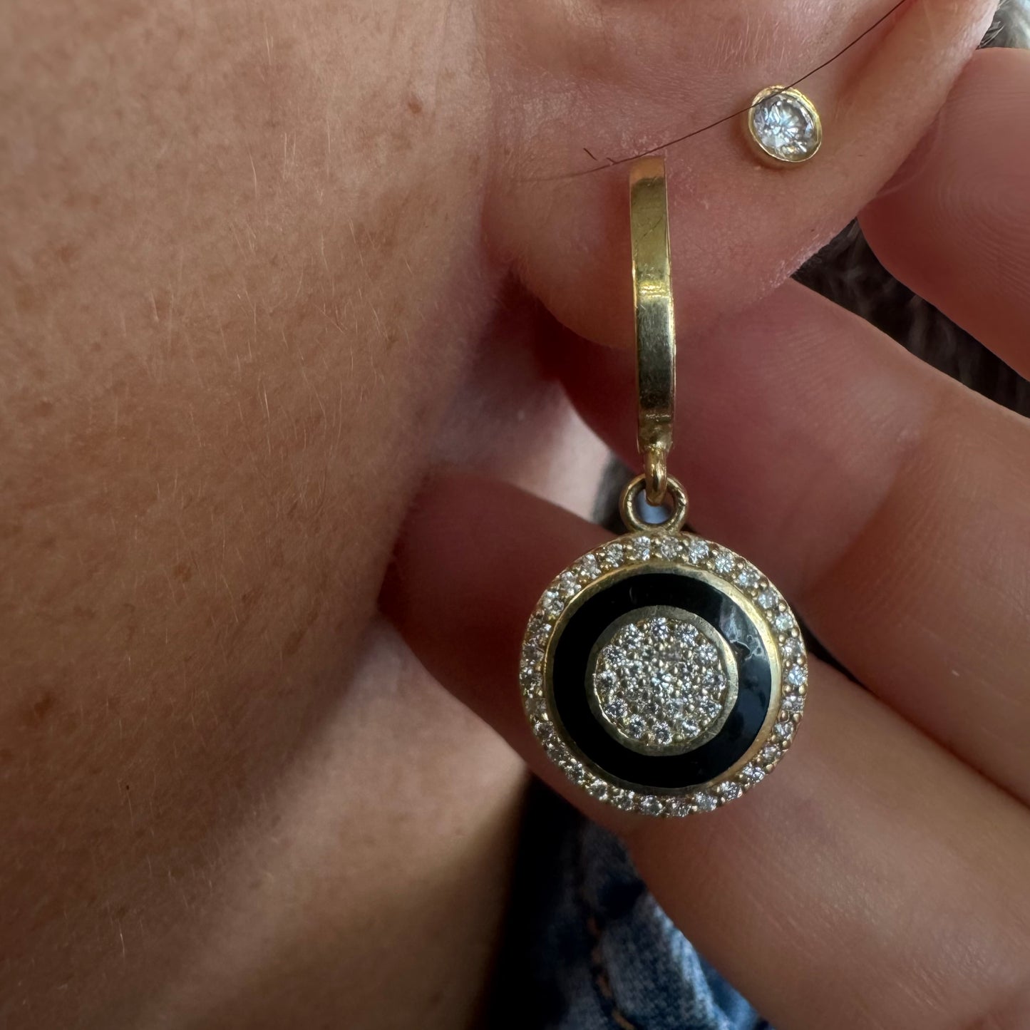 עגילי זהב צהוב 14 קראט נופלים באורך בינוני משובצים יהלומים