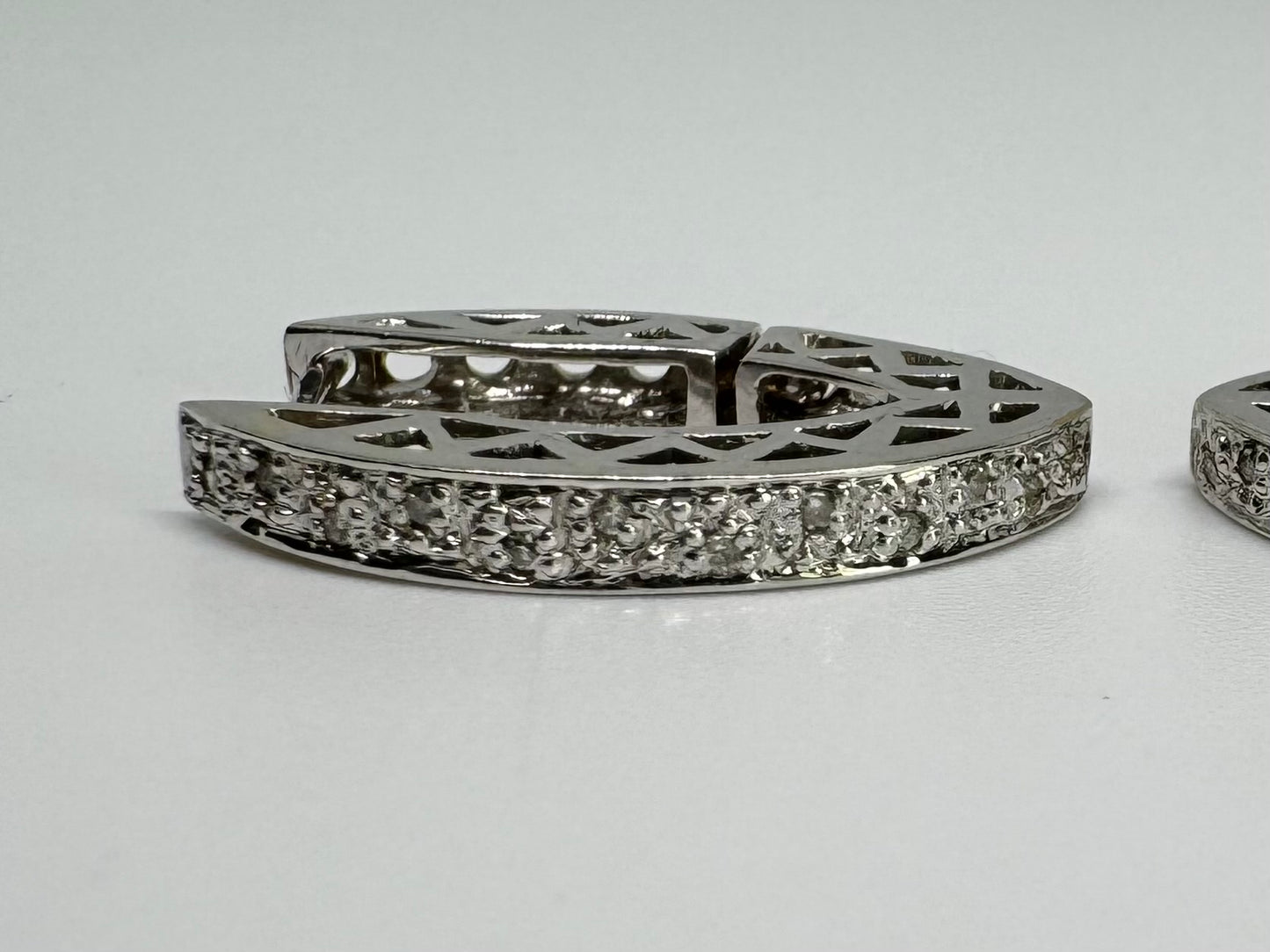 עגילי חישוק זהב 14K משובצים יהלומים