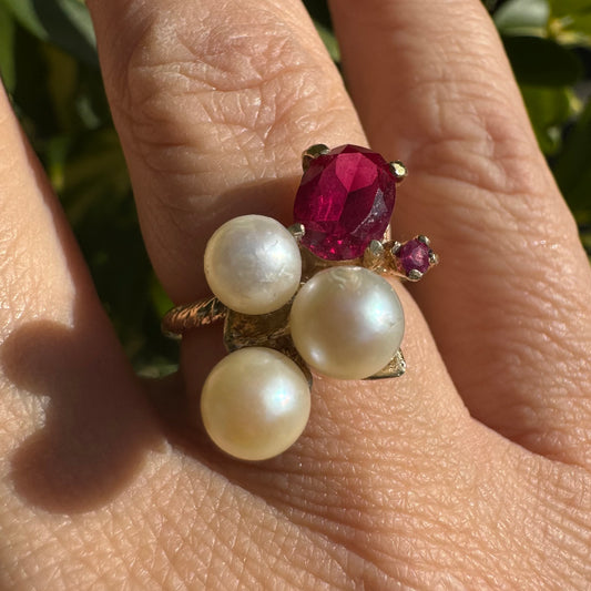 טבעת זהב צהוב 14 קראט משובצת 3 פנינים ואבן רובי