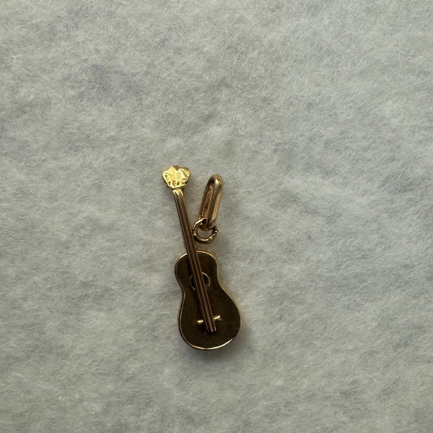 18K gold guitar pendant
