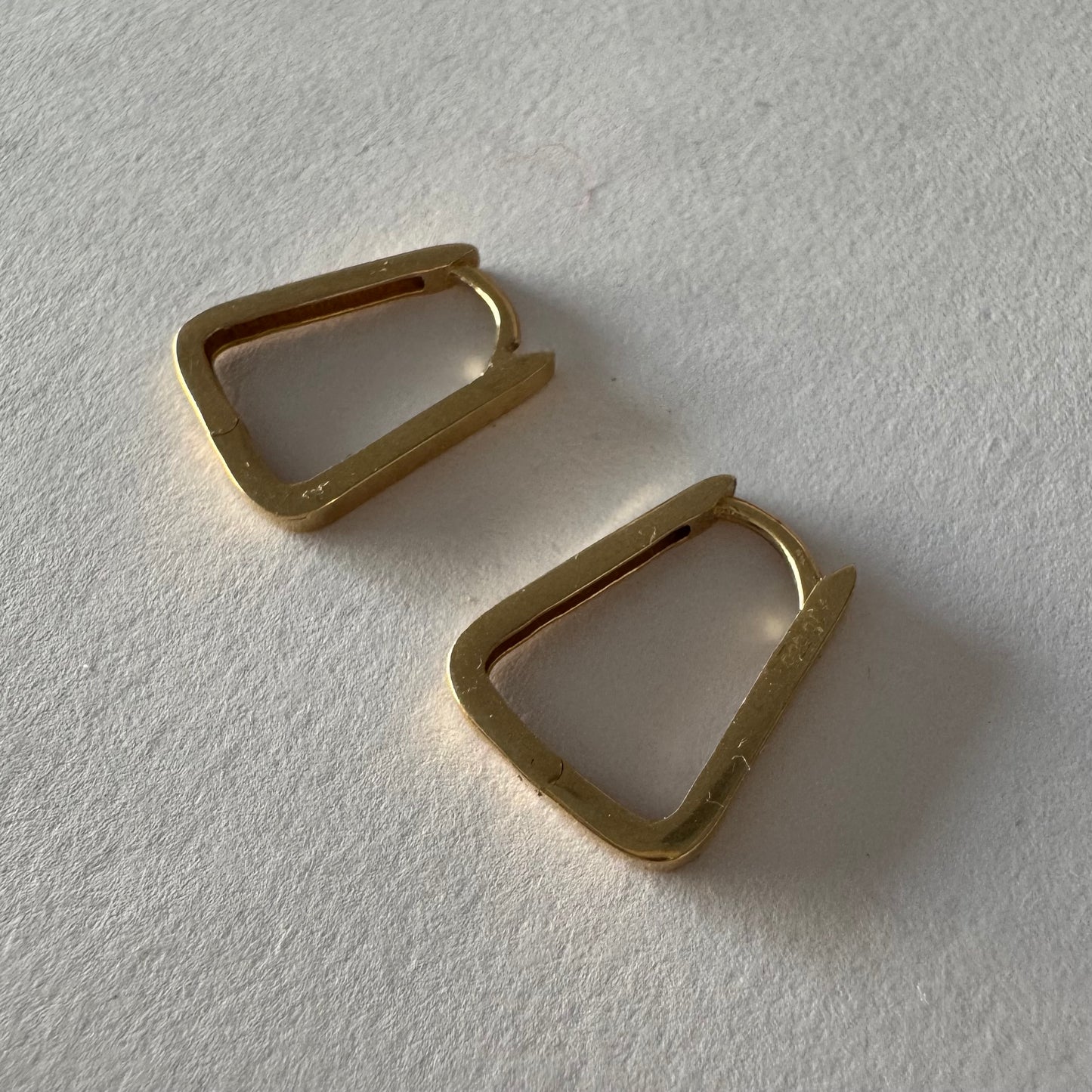 עגילי זהב צהוב 14 קראט בעיצוב גיאומטרי נקי ומודרני.