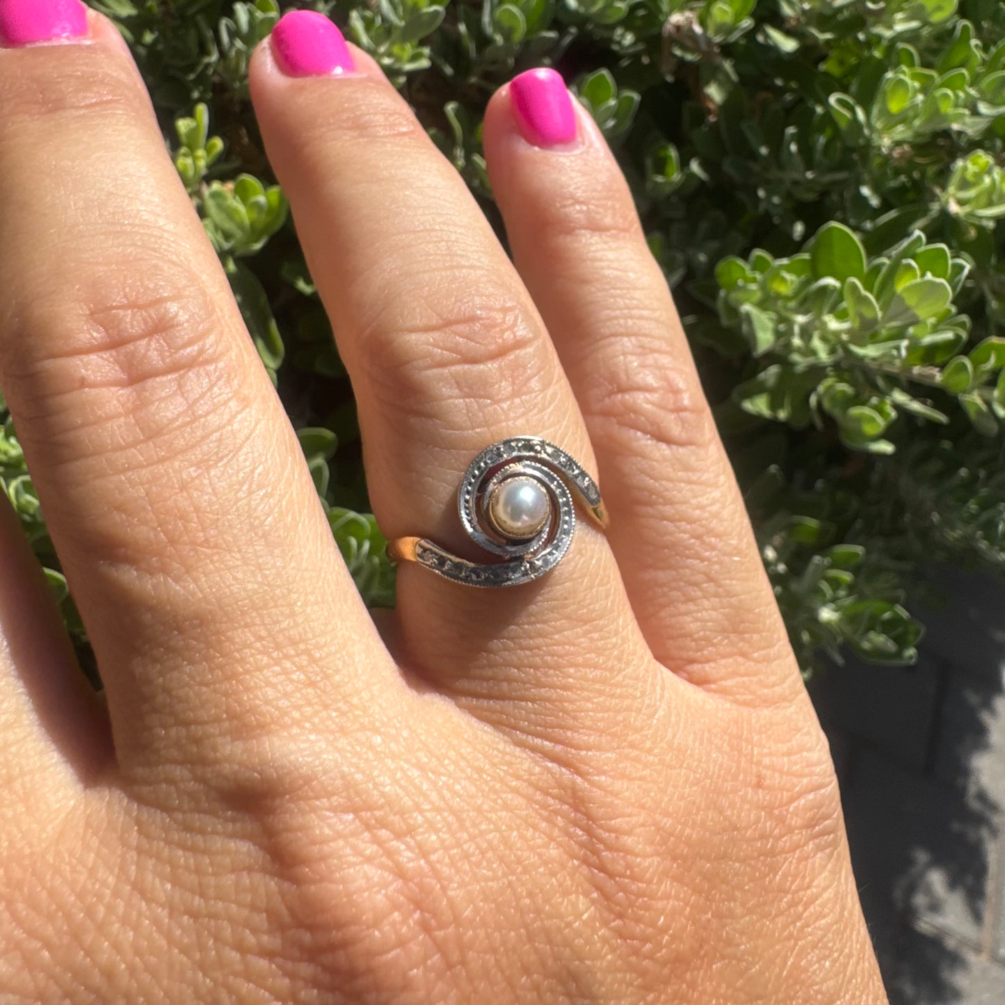 18K gold spiral ring featuring a central Pearl & Diamonds