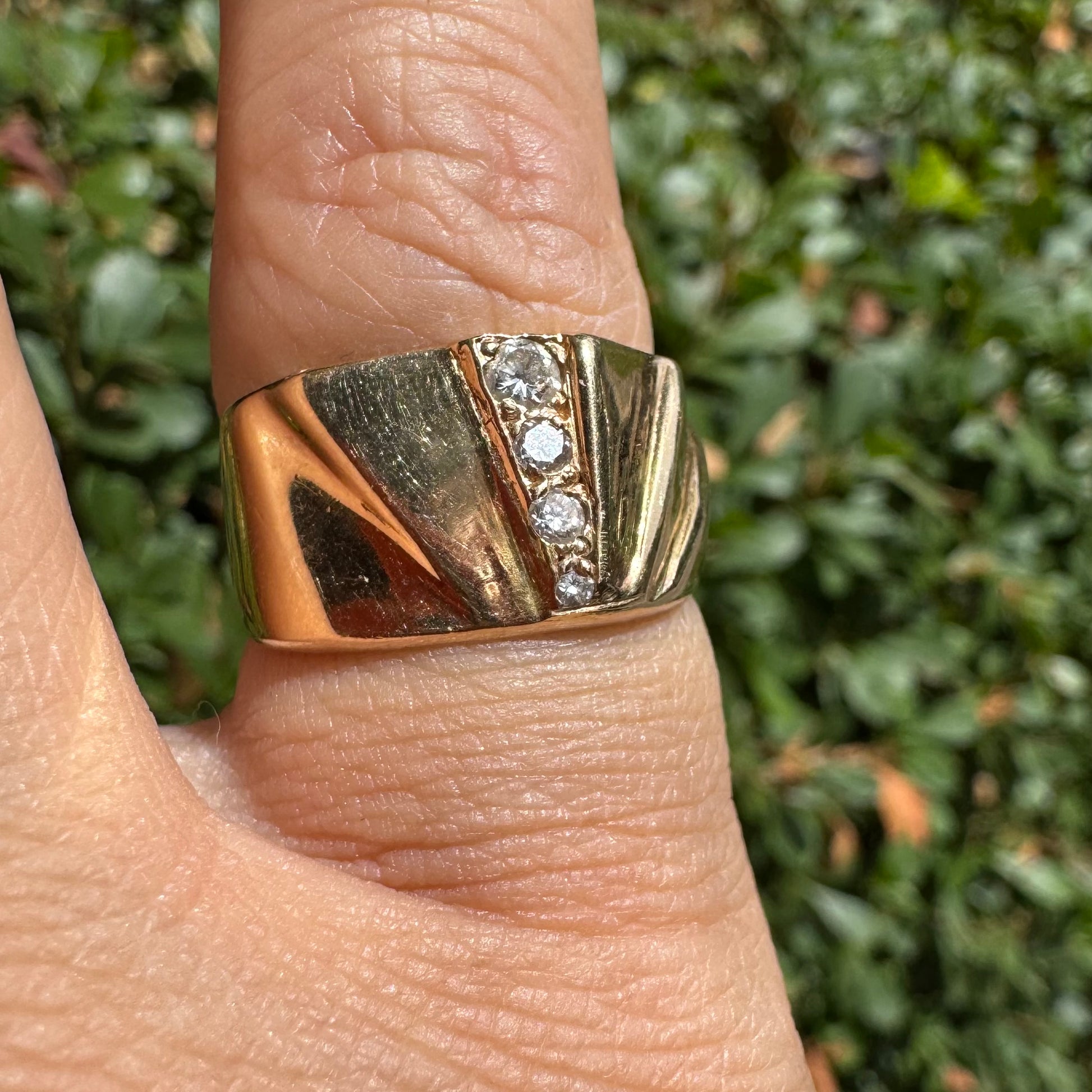 טבעת זהב צהוב 14 קראט יוניסקס מרשימה בעיצוב מניפה גאומטרי.