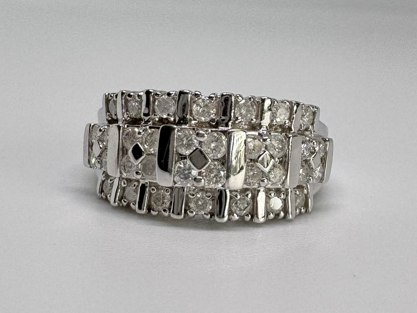 טבעת זהב לבן 10 קראט משובצת יהלומים