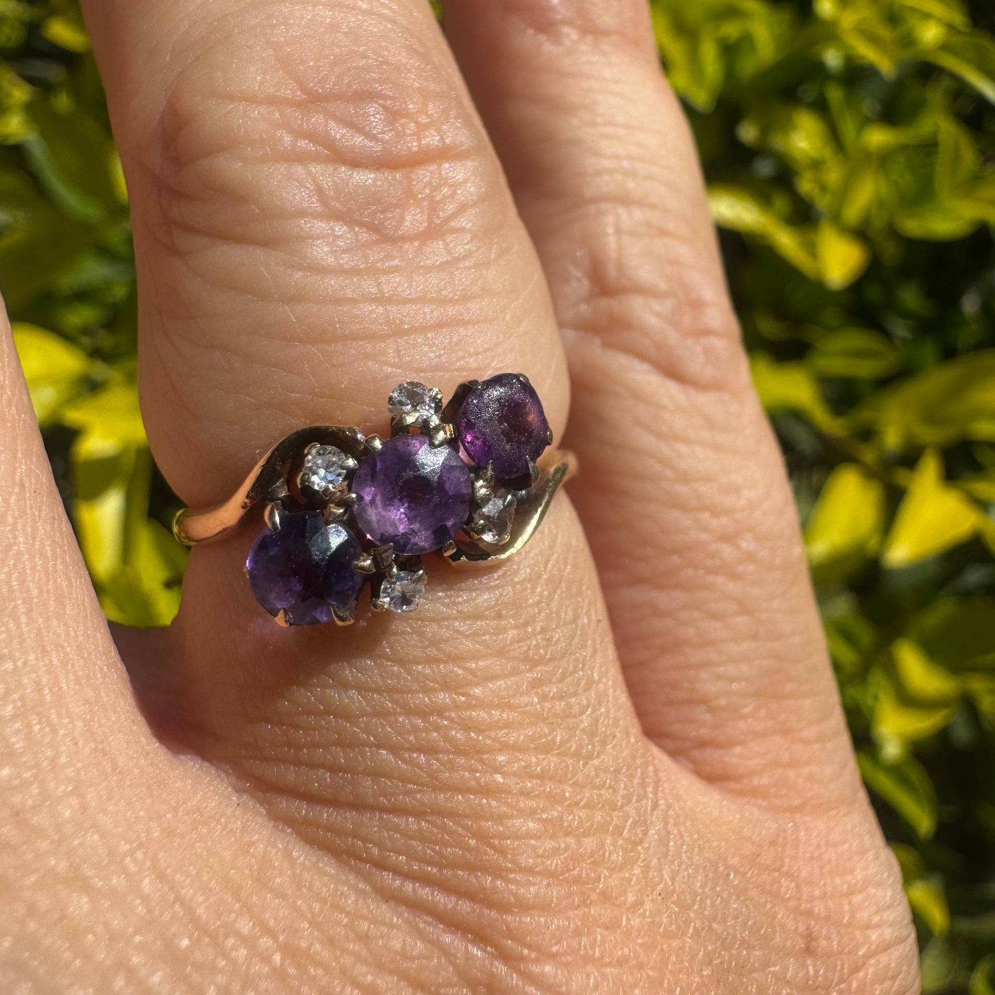 טבעת זהב צהוב 14 קראט משובצת שלוש אבני אמטיסט (אחלמה) סגולות עגולות, משובצות לצד יהלומים נוצצים