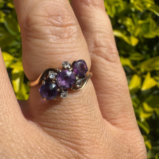 טבעת זהב צהוב 14 קראט משובצת שלוש אבני אמטיסט (אחלמה) סגולות עגולות, משובצות לצד יהלומים נוצצים