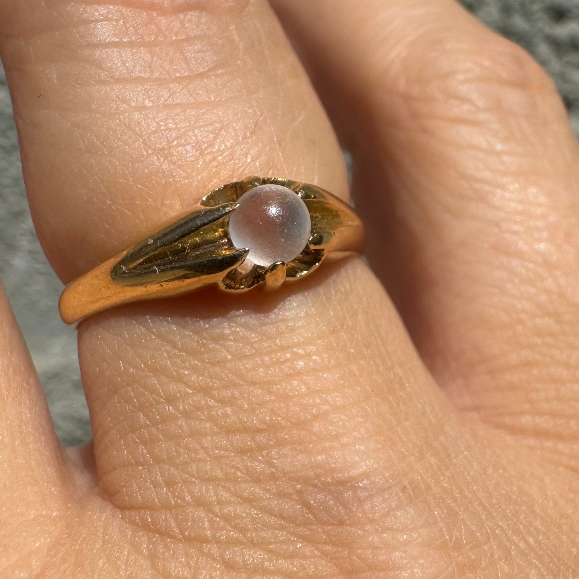 טבעת זהב צהוב 18 קראט משובצת אבן מונסטון עגולה וחלקה בעיצוב עדין בהשראת פרח