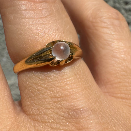 טבעת זהב צהוב 18 קראט משובצת אבן מונסטון עגולה וחלקה בעיצוב עדין בהשראת פרח
