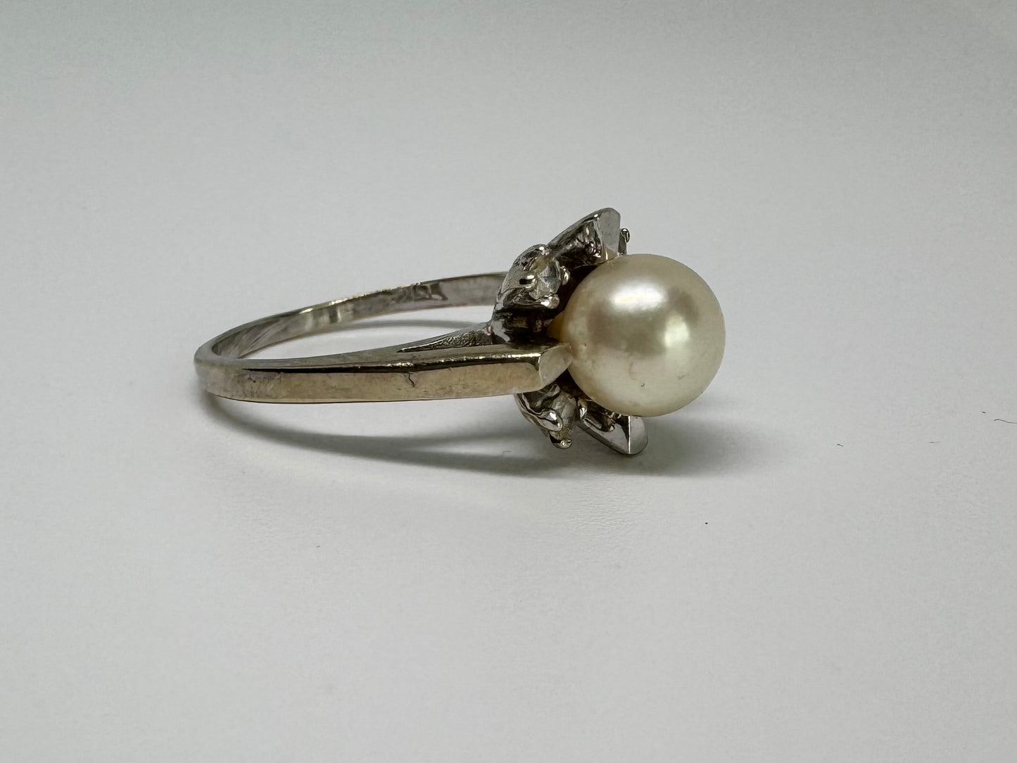 10K gold ring set with pearl & Diamonds