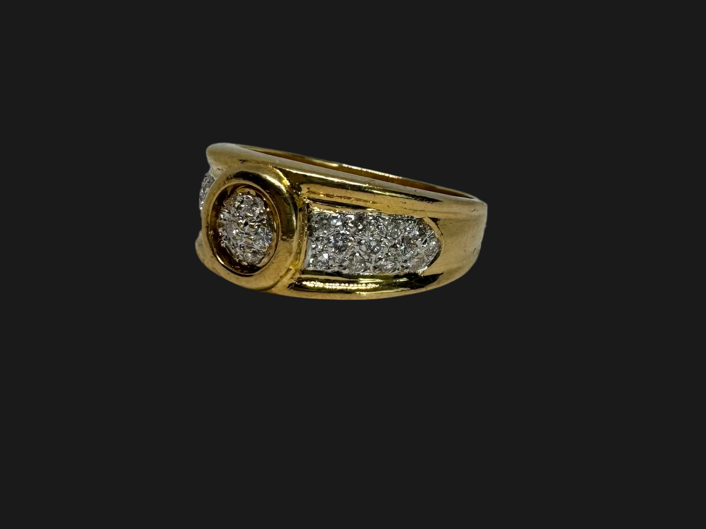 18K gold ring set with Diamonds