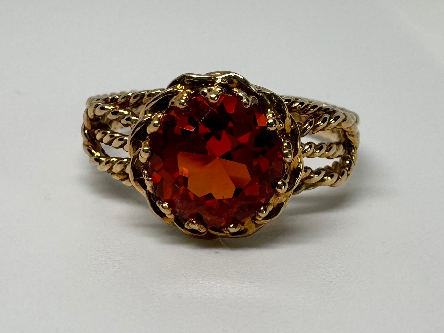 טבעת זהב צהוב 10 קראט משובצת אבן חן כתומה