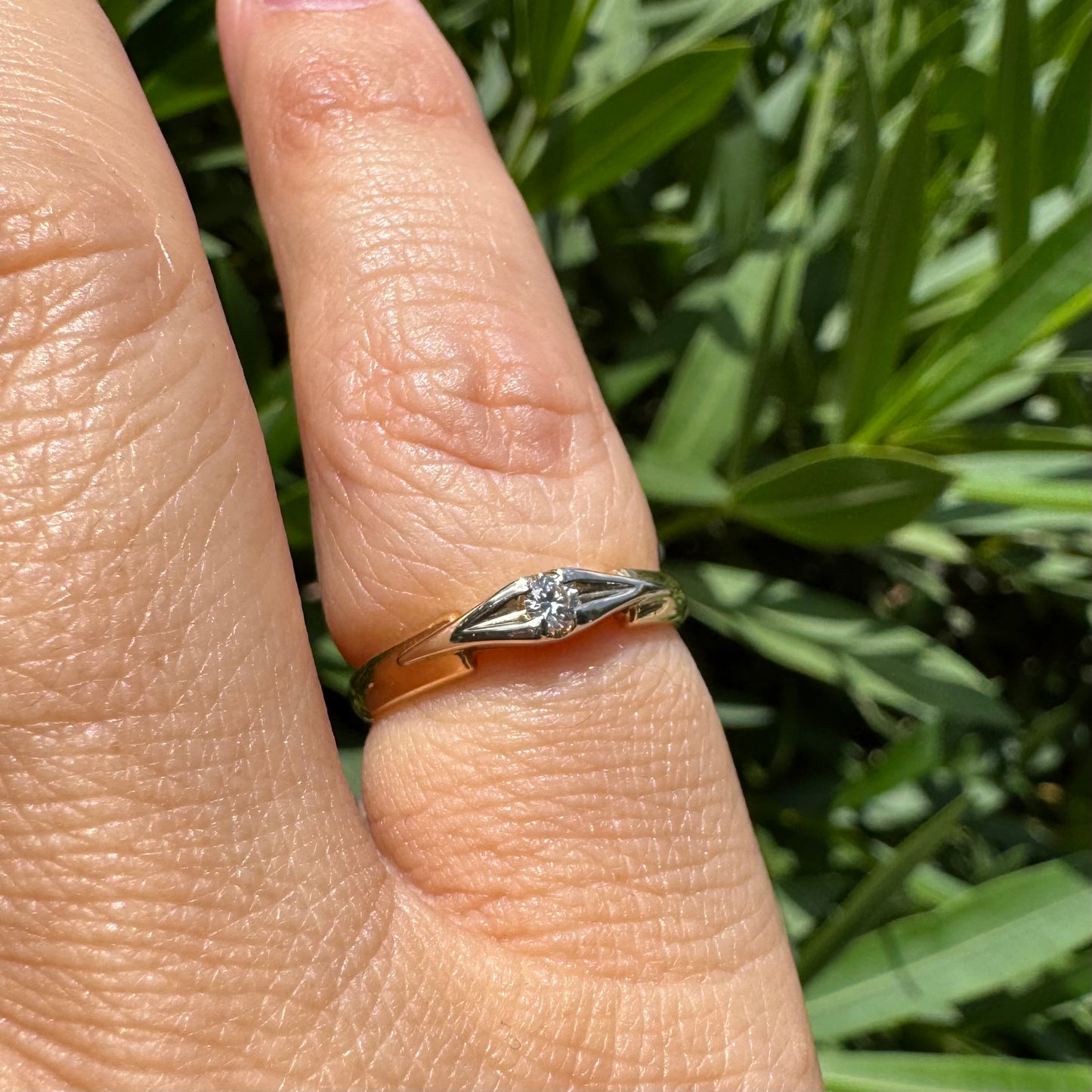 18K gold ring featuring a single round Diamond