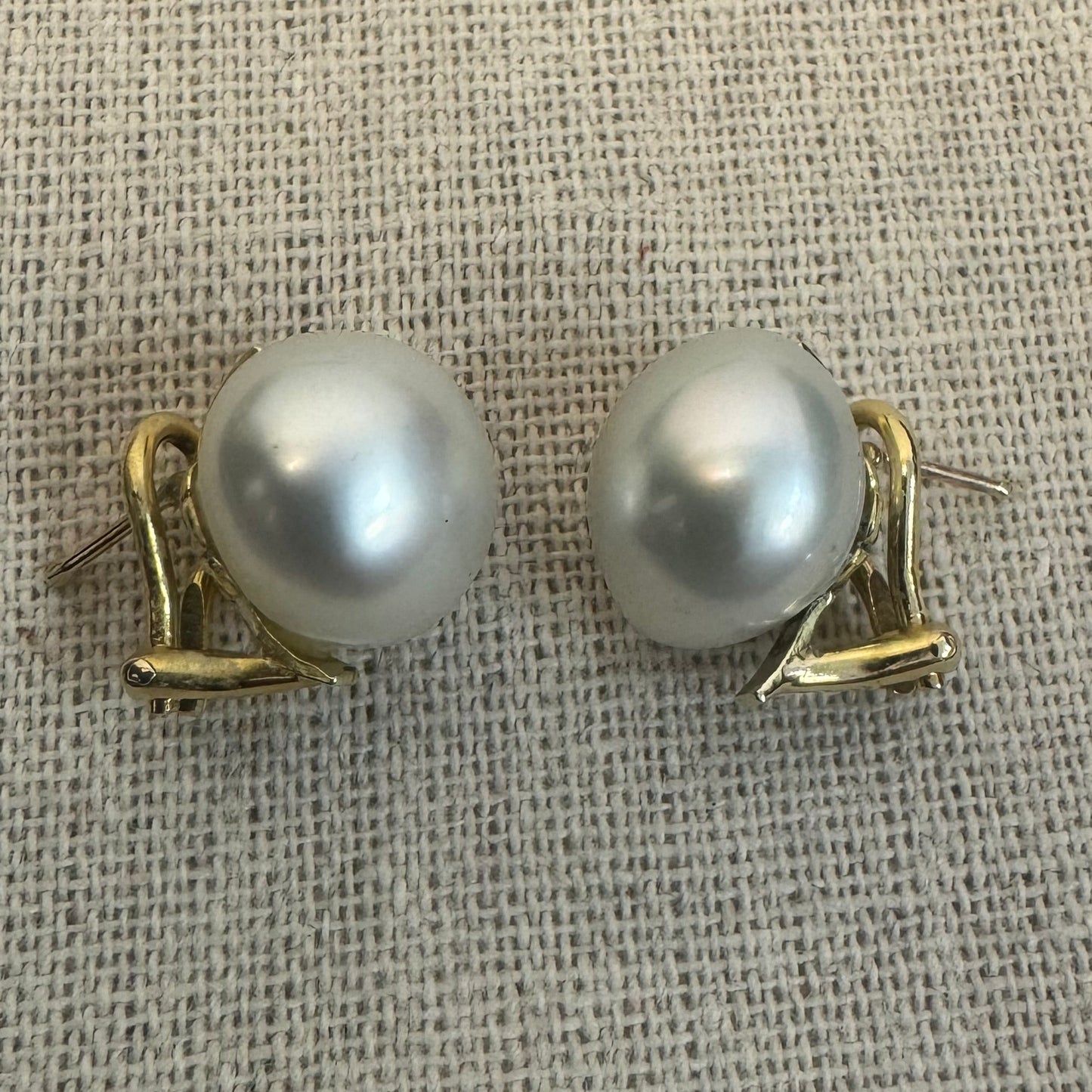 עגילים צמודים לאוזן זהב 14 קראט משובצים פנינים לבנות גדולות ובוהקות.