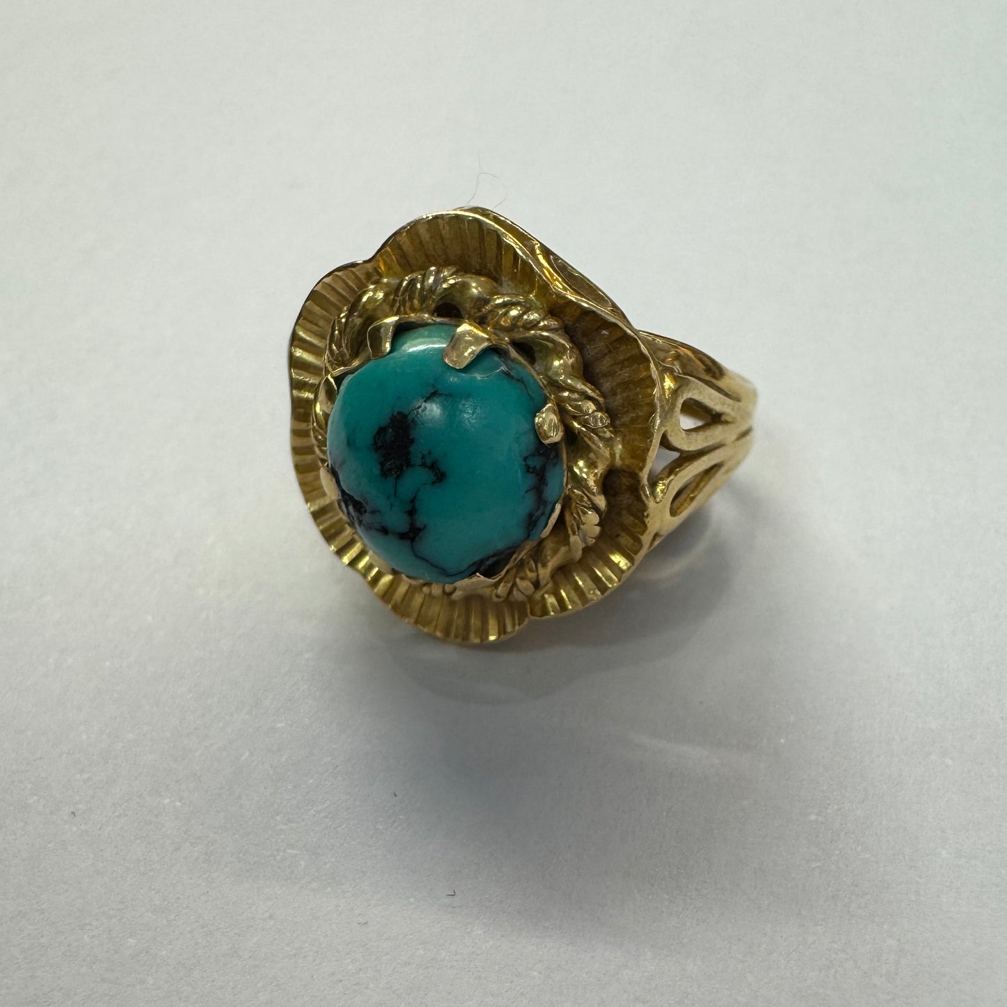 טבעת זהב 18 קראט משובצת אבן טורקיז מיוחדת במרכז